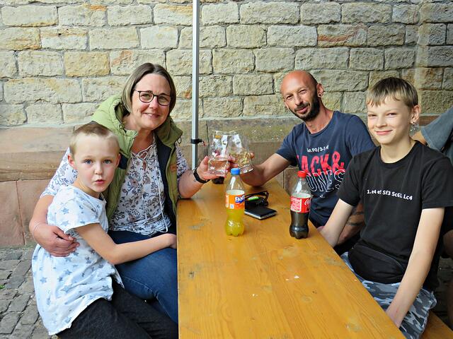 Nach dem Traktorziehen eine Schorle für Julia Feyerabend und Partner sowie Nachwuchs | Foto: Brigitte Melder