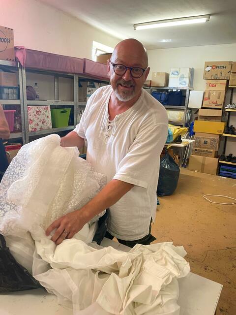 Claus Schick bei der Ausgabe von Kleidung in der Kleiderkammer Haßloch | Foto: Schick