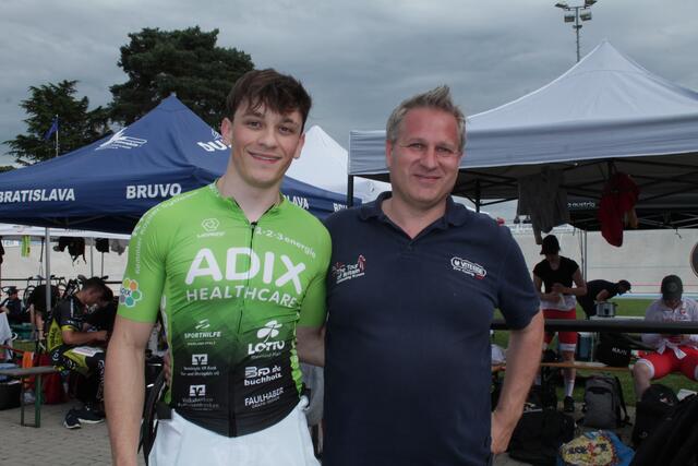 Der Landauer Luca Spiegel (links) vom Bahnrad-Team Rheinland-Pfalz mit Andreas Gensheimer  | Foto: Michael Sonnick