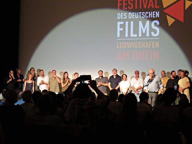 Ein Großteil des Filmteams auf der Bühne | Foto: Brigitte Melder