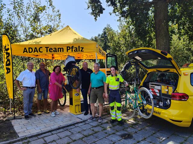 Dr. Volker Kettenring (Vorstandsmitglied und Referent für Verkehr und Technik des ADAC Pfalz e.V.), Jürgen Hauck, Vorsitzender des ADAC Ortsclubs MAC Schifferstadt, Bürgermeisterin Ilona Volk, Steffen Fitzer (Leiter Abteilung Verkehr und Technik ADAC Pfalz e.V.), Hans Schwind (Initiator des Projektes), Sophie Fuchs (Pannenhelferin) weihen die Service-Säule ein.  | Foto: Stadtverwaltung Schifferstadt 