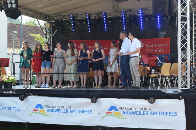 Hoheitsvoller Besuch auf der Festbühne | Foto: B. Bender