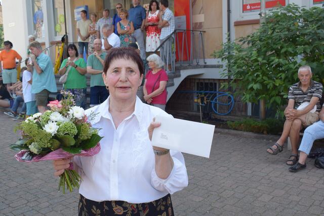 Frau Ebert freut sich über ihre Jubiläumskarte | Foto: B. Bender