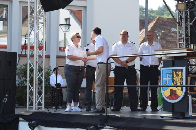 . . . das DRK und die Feuerwehr. | Foto: B. Bender