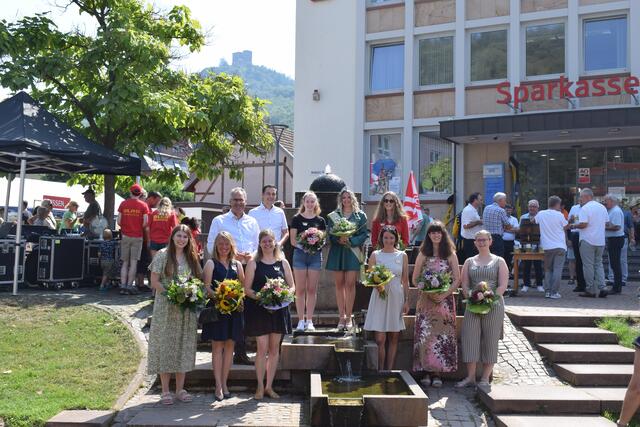 Dietmar Seefeldt und Christian Burkhart mit den Kastanienhoheiten.  | Foto: B. Bender