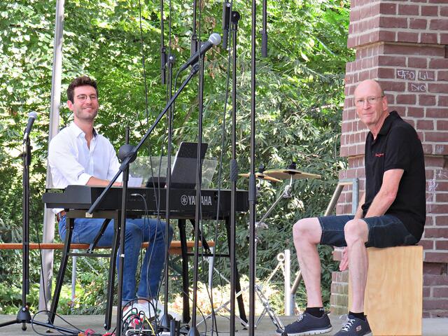 Gleich gehts los: Luca Rodrigues und Günter Mang am Cajon | Foto: Brigitte Melder