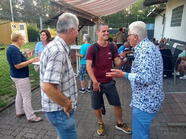 Ex Profi und Radsporttrainer Willer Schüller beim Interview mit Reporter Dennis Bachmann von der "Die Rheinpfalz" | Foto: Roger Klenk