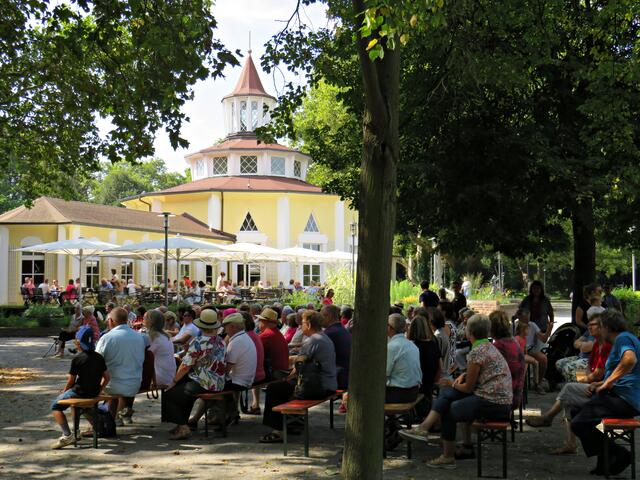 Unter den schattigen Bäumen ließ es sich aushalten | Foto: Brigitte Melder