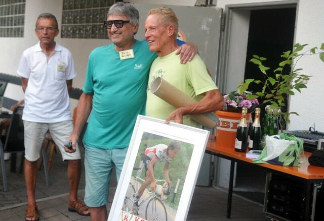 Kunibert Bock überreicht Didi Thurau ein Plakat aus der Zeit von gemeinschaftlichen Geschäftstätigkeiten | Foto: Roger Klenk