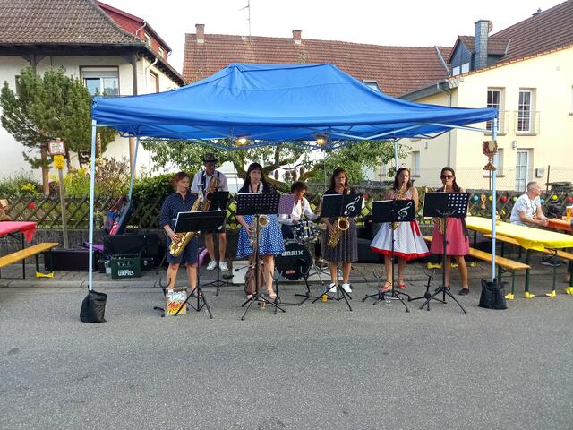 Die Musikgruppe „Light Castle Saxtett“ spielte vorsorglich unter einem Pavillon und war so auch für die kurze, aber heftige Regenphase geschützt. | Foto: Anja Stemler
