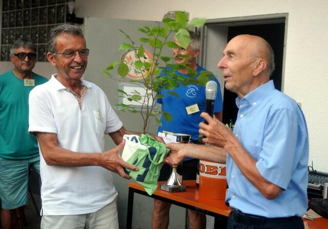 Ortwin Czarnowski Sieger der 1. Deutschlandrundfahrt und 2-malige RLP-Rundfahrt Gewinner überreicht Rudi Birkmeyer eine symbolträchtige Ulme! | Foto: Roger Klenk