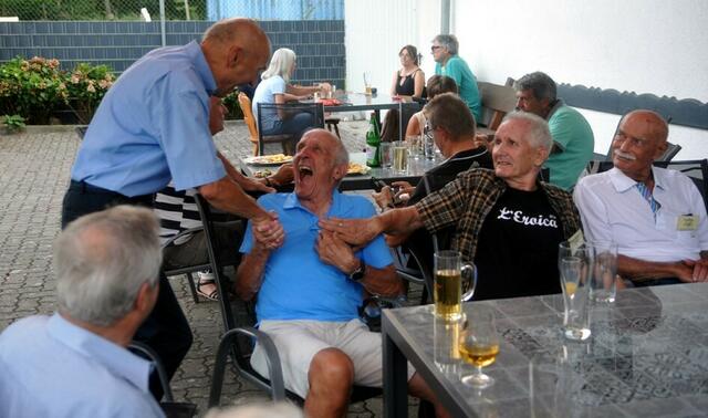 Ortwin Czarnowski begrüße Jürgen Tschan, Algis Oleknavicius und Jürgen Walter. Der Mann mit dem Rücken zum Fotograf ist Karl Heinz Küster Sieger der Rheinlandpfalz Rundfahrt 1972 | Foto: Roger Klenk
