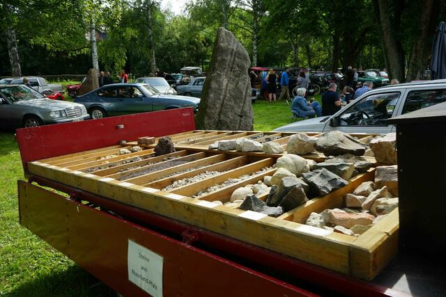 Stein trifft Classic - Opel-Blitz Pritschenwagen mit 25 Steinsorten aus RLP von Heinz Christmann, Feilbingert  
passt haargenau zum Dt. Sandsteinpark in Alsenz  | Foto: Arno Mohr 