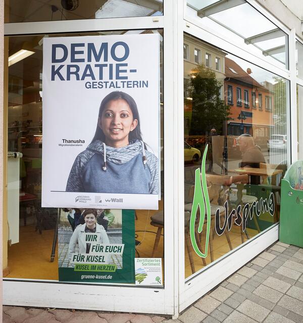 Die Fotos sind Hingucker und Denkanstöße an Bushaltestellen, Bauzäunen, auf Bussen und Werbetafeln sowie an Geschäften. | Foto: Thomas Brenner