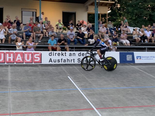 Amy Weber wirft auf der Ehrenrunde ihren Blumenstrauß ins Publikum | Foto: Michael Sonnick