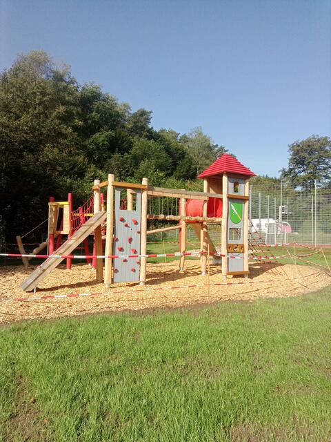 Das neue Spielgerät wird eingeweiht | Foto: Markus Schöffel