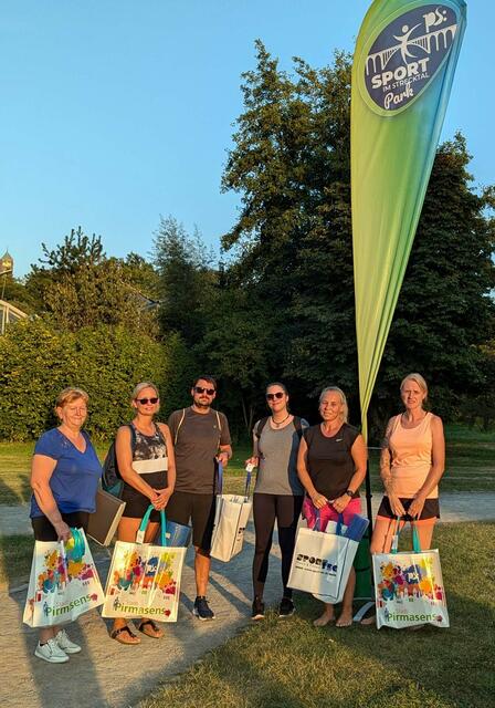 Der Trainingsfleiß hat sich für die Teilnehmer der Reihe „Sport im Strecktalpark“ gelohnt. Über einen Preis von Sport Tec feuen sich (von links): Maria Kostbar, Janine Andrie, Sascha Stretz und Yasemin Weitlauff, die den Preis stellvertretend für Isabelle Rück entgegengenommen haben, sowie Sandra Bastian.
| Foto: Stadt Pirmasens / Eva Rothhaar