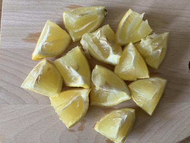 Die Zitronen werden geschnitten... | Foto: Stephanie Walter