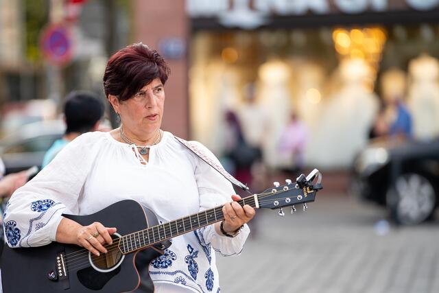 Larisa Didenko sang auf dem Mannheimer Marktplatz. | Foto: Christian Gaier