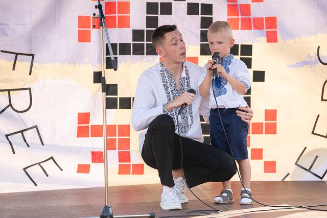 Der Sänger Marmen featured den Nachwuchs.  | Foto: Christian Gaier