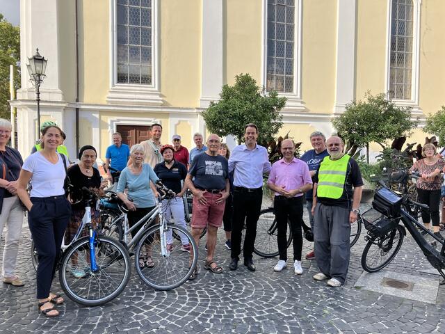 Nach dem gemeinsamen Foto startete die Radtour des ADFC | Foto: Gisela Böhmer