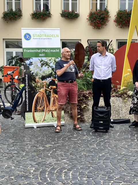 Hans-Jürgen Mohr begrüßte gemeinsam mit dem Oberbürgermeister die Anwesenden | Foto: Gisela Böhmer