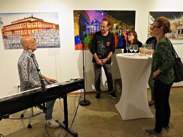 Leiterin der Kulturabteilung Neustadt Frau Hinkelmann neben Peter Hofmeister | Foto: Brigitte Melder