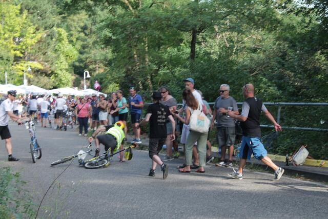 glimpflicher Sturz bei der Abfahrt | Foto: Michael Sonnick