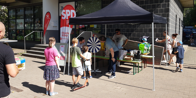 Das Glücksrad des SPD Ortsvereins Kaiserslautern Betzenberg sorgte für viel Freude  | Foto: Frank Pfaff