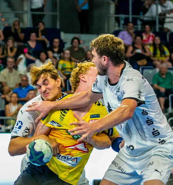 harter Zweikampf gegen GustaV Davidson  | Foto: Wolfgang Neuberth