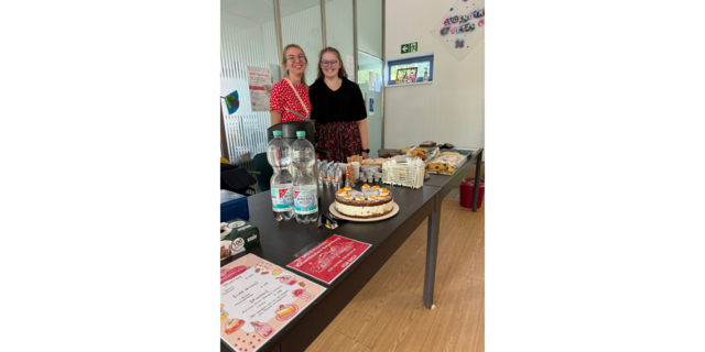 Der Kuchenbasar erfreute die gesamte Nachbarschaft | Foto: Frank Pfaff