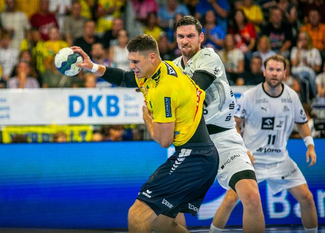 Hendrik Pekeler gegen Sebastian Heyman | Foto: harter Zweikampf gegen GustaV Davidson (1 von 1)