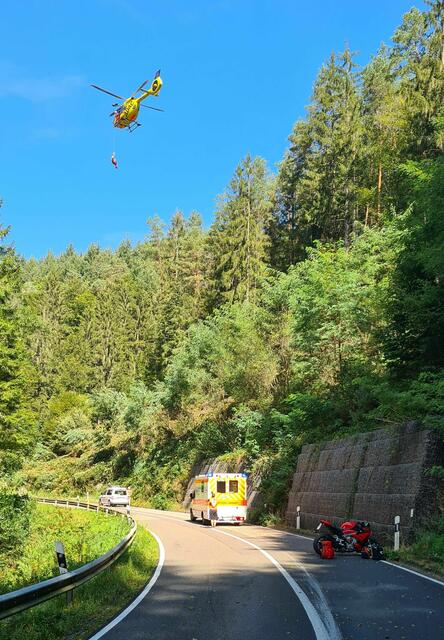 Notarzt wird aus Hubschrauber zu schwerverletztem Motorradfahrer abgeseilt | Foto: Polizei Annweiler