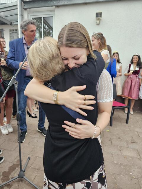 Jasmin Beugel in den Armen von Gerda Bolz | Foto: Eva Bender