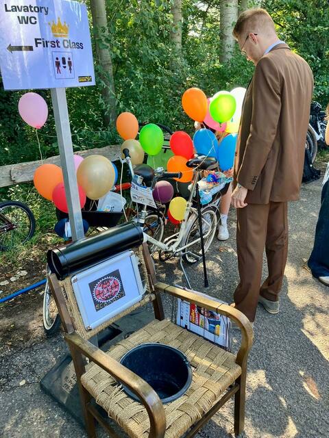 Economy Class - Toilette | Foto: Simone Wolf