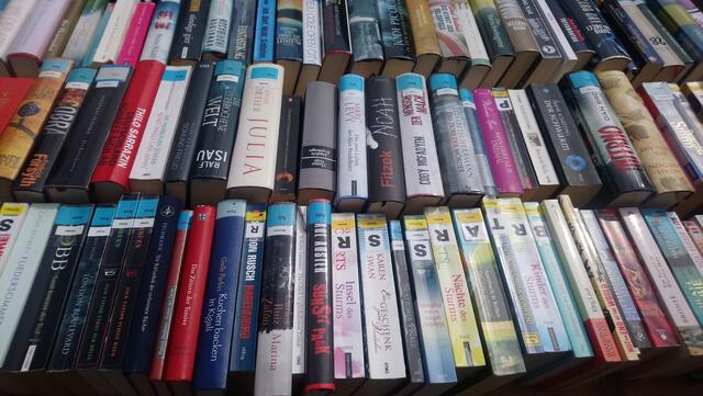 Auch nach Büchern kann auf dem Flohmarkt gestöbert werden | Foto: Kristin Hätterich