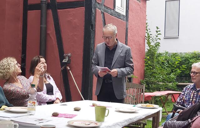 Dr. Thomas Schalla, Dekan der Evangelischen Kirche in Karlsruhe, bei der Mittagsansprache im Garten des Roten Hauses Karlsruhe | Foto: (c) Freundeskreis Rotes Haus e.V.
