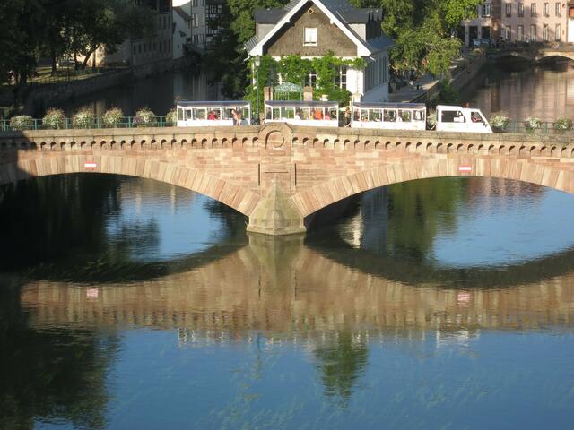 Auch mit einem touristischen Zug geht es durch Strasbourg | Foto: © www.jowapress.de