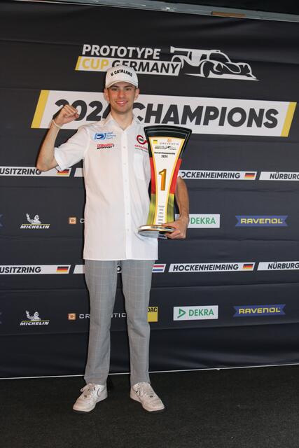 Valentino Catalano aus Westheim mit dem Siegerpokal vom ADAC Prototype Cup Germany  2024  | Foto: Anita Catalano