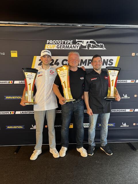 Valentino Catalano (links) und sein Teamkollege Markus Pommer (rechts) mit dem Siegerpokal vom ADAC Prototype Cup Germany  2024  | Foto: Anita Catalano
