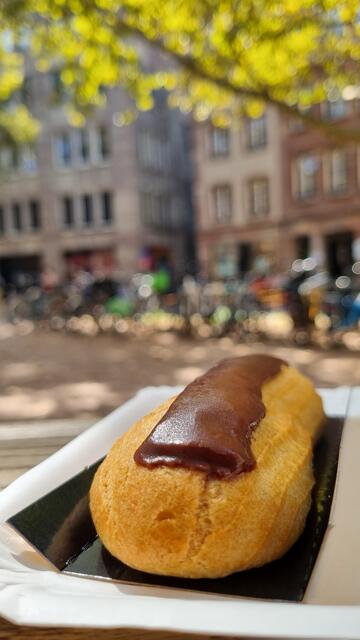 Das muss einfach sein: "très délicieux", sehr fein! 
Zum "Éclair" einen "café au lait", im Sommer einen "café liégeois" (Eiskaffee) oder einen "café americain", einen "normalen" Filterkaffee. Wer schlicht einen "café“ bestellt, bekommt übrigens einen Espresso! | Foto: © www.jowapress.de