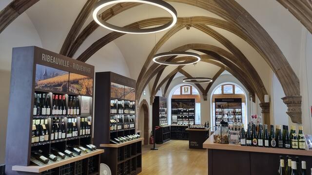 Eine tolle Idee: Von Marlenheim bei Strasbourg über Obernai, Haut Königsburg, Riquewihr und Colmar bis Guebwiller präsentieren sich hier die elsässischen Weingüter zentral am Platz Gutenberg in einer "Weinhalle" in Strasbourg, der "Comptoir des Vignerons. Die ehemalige Handelskammer aus dem 16. Jahrhundert ist übrigens das älteste Natursteingebäude der Stadt.  | Foto: © www.jowapress.de
