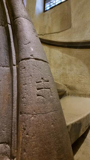 In der Nähe des Münsters gibt es in der Pâtisserie Christian Meyer eine steinerne Wendeltreppe mit der Besonderheit, dass die einzelnen Stufen verschiedene Steinmetzzeichen tragen. Diese Zeichen sind eine übliche Markierung, die Steinmetze auf ihrer Arbeit anbrachten - und heute eine gute Orientierungshilfe für die Archäologie, denn sie lassen Rückschlüsse auf die Baugeschichte zu - in diesem Fall aus der Zeit der Renaissance. | Foto: © www.jowapress.de