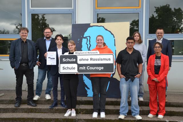 von Links: Pate Michael Landgraf, Koordinator David Emling, Semih Canak, Leonie Schulzendorf, Sarah Wecker, Mustafa Soydan , Celine Lederle, Schulleiter Michael Eich und Initiatorin Anja Rötzer  | Foto: Tobias Herzenstiel