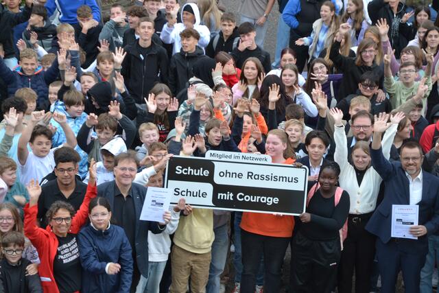 Schulgemeinschaft gegen Rassismus | Foto: Tobias Herzenstiel