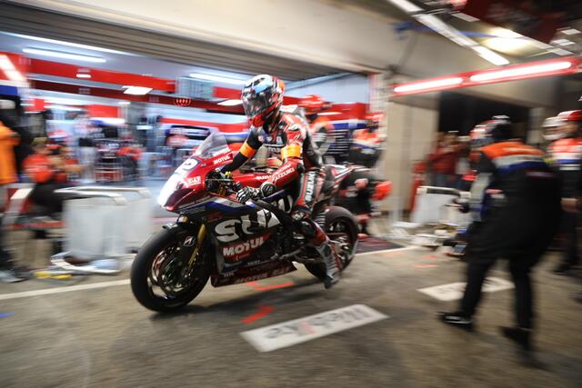 Dan Lintfood bei der Ausfahrt nach dem Boxenstopp bei Yoshimura SERT Suzuki | Foto: moto-foto Reuschel