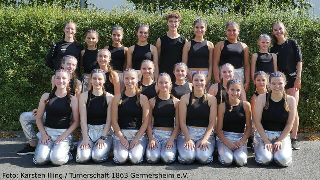 hintere Reihe vlnr: Emilia Messerschmidt, Lea Golik, Juli Ehmer, Liv Grete Schupp, Lasse Trauth, Petra Golik, Emely Prel, Lea-Sophie Rau und Julia Linder   ---   mittlere Reihe vlnr: Linda Orschel, Christina Khramtsov, Milena Riester, Fabienne Metzger, Mira Beck und Mia Knebel   ---   vordere Reihe vlnr: Diana Brauer, Sarah Höfers, Chiara Huber, Stefanie Nering, Bianca Illing, Lilly Theresa Ehmer und Simone Illing | Foto: Karsten Illing