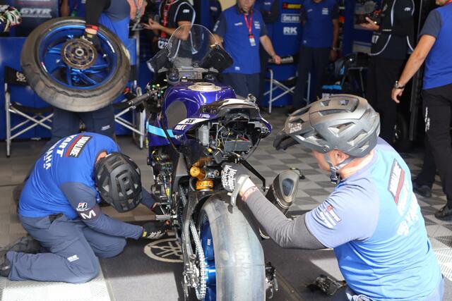 Am beschädigten Heck der YART Yamaha R1 wird gearbeitet | Foto: moto-foto Reuschel