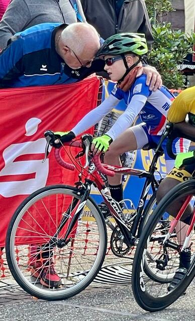 Trainer Hermann Schäffer beruhigt seinen Schützling  | Foto: Hermann Schäffer