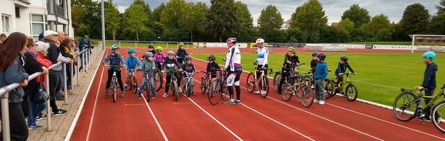 24 Teilnehmer waren mit dem Olympioniken Lukas Spiegel zu ihrem ersten „Rennen“ voller Begeisterung auf der Offenbacher Stadionbahn | Foto: Rudi Birkmeyer